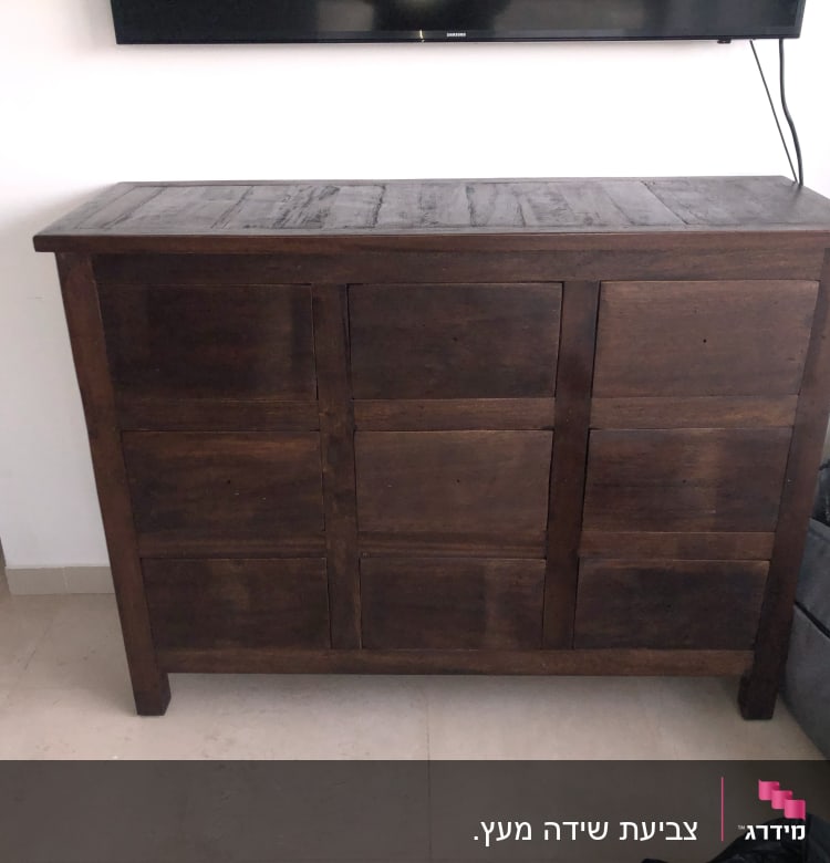 ארון עץ כהה עם דלתות מרובעות